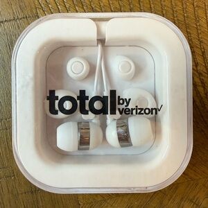 Total by Verizon White Earbuds